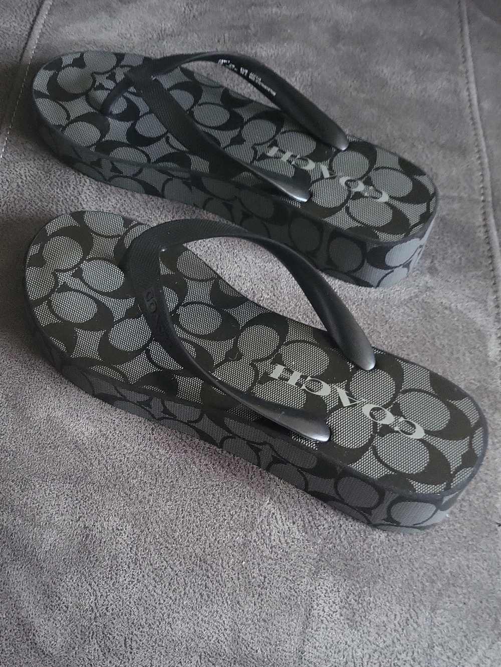 NWT🖤 Coach Signature Monogram Logo Black Wedge Flip-Flops! Size 9. 🐎 - Picture 4 of 9